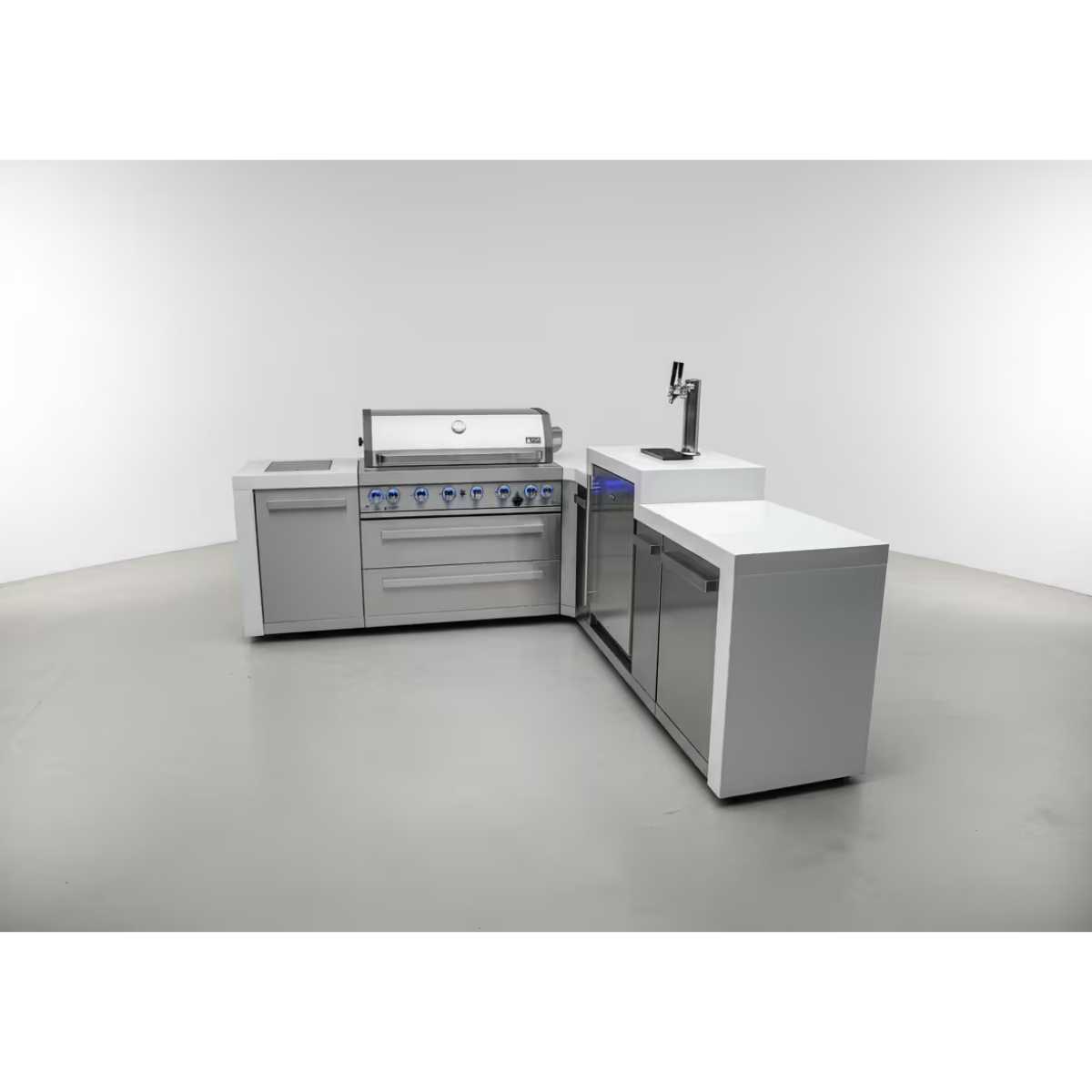 Wide perspective of the Mont Alpi 400 Deluxe outdoor kitchen featuring an L-shaped layout, integrated kegerator, gas grill, and spacious countertop workspace.